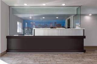 Super 8 by Wyndham Fort Worth Entertainment District - 4