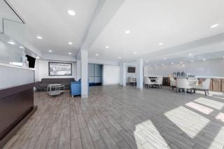 Super 8 by Wyndham Fort Worth Entertainment District - 1