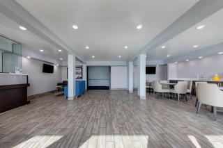 Super 8 by Wyndham Fort Worth Entertainment District - 2