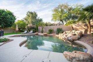 Relaxing 4BR House with Pool Near Golf Club & Lake - 1