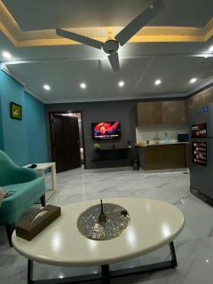 Comfy apartment Bahria town Lahore - 7