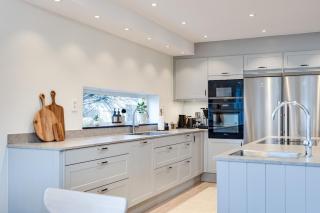 Beautiful Modern Home Near the Beach - 9