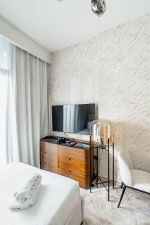 Nasma Luxury Stays - Trendy & Stylish Living Studio at Azizi Riviera 41 - Dubai - 6