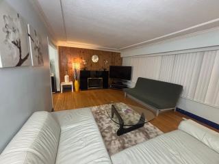 Charming Bright 3BR House - Upper Level Suite - 9