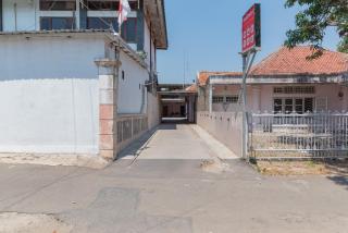 RedDoorz near Kejaksan Station Cirebon 3 - 1