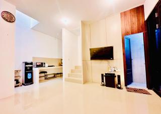Cozy 2BR House di Regency One Eastpoint, East Surabaya by Le Ciel Hospitality - 1