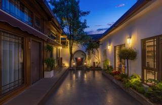 The Panorama Designer Villa & Cafe·Naxi Style Courtyard · Featuring stunning Old Town views,inspired by vibrant natural aesthetics,located next to the Big Waterwheel.Tickets Reservation Service&English Speaking Service&Breakfast - 2