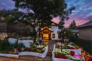 The Panorama Designer Villa & Cafe·Naxi Style Courtyard · Featuring stunning Old Town views,inspired by vibrant natural aesthetics,located next to the Big Waterwheel.Tickets Reservation Service&English Speaking Service&Breakfast - 9