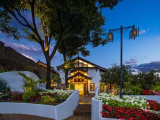 The Panorama Designer Villa & Cafe·Naxi Style Courtyard · Featuring stunning Old Town views,inspired by vibrant natural aesthetics,located next to the Big Waterwheel.Tickets Reservation Service&English Speaking Service&Breakfast - 5