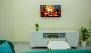 Tiny Haven Executive One Bedroom with Free WI-FI - 7