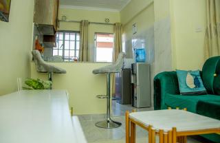 Tiny Haven Executive One Bedroom with Free WI-FI - 4