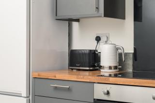 Central Town Location, 1BR Apartment With Sofa Bed & Modern Amenities, Walk to Train Station, Shops & Cafes, Ideal for Business or Leisure - 1