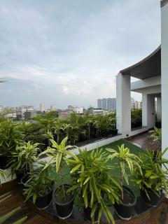 Ultra Luxury 4 BHK Apartment 1 km to DLF Golf - 8