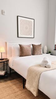 Spacious 3B2B Downtown Apt, Kitchen and Laundry, Walk to PPAC & Convention Center - 5