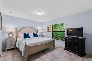 Le Monaco - 1 BR Romantic Condo! Getaway Steps from 5th Ave S Stylish Coastal Retreat with King Bed Beach Access and Prime Location, Near Dining Shopping and Sunset Views! - 0
