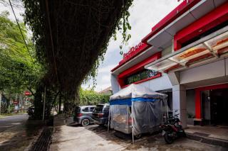 RedDoorz near Istana Plaza 2 - 3