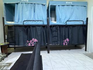 Group-Friendly Private Room with Bunk Beds - NO PARKING - 5