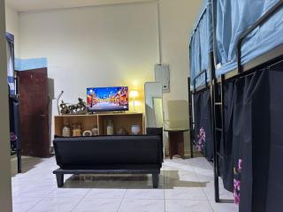 Group-Friendly Private Room with Bunk Beds - NO PARKING - 9