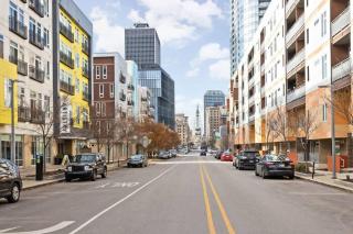 CozySuites l Roomy 1BR, Monument Circle, Indy - 2
