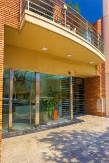 Departamento con living, dormitorio, parrilla y cochera para auto o SUV - 1
