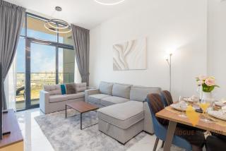 Vogue The Gate Abu Dhabi near Yas Island & Ferrari World One Bedroom Apartment with Balcony, Pool & Gym Access - 2