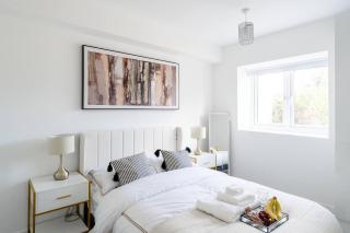 2 Bed Stylish Central Rochester Apartment Sleeps 4 Netflix Work Space - 0