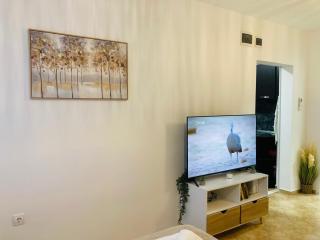 Cozy & Colourful 1Bed Apartment with Free Parking - 9