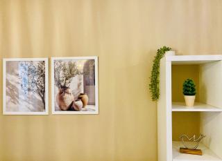 Cozy & Colourful 1Bed Apartment with Free Parking - 2