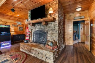 Wayward Travelers Lodge HotTub Theater Arcade MORE - 2