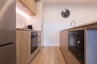 Luxury 2BR Retreat, Rooftop Vista & Pool, Car Park - 8