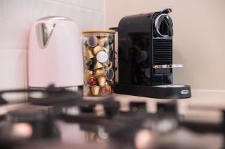 Luxury 2BR Retreat, Rooftop Vista & Pool, Car Park - 7