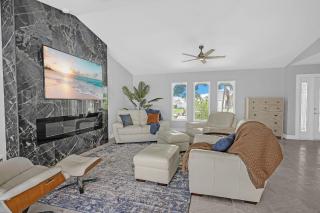Serene Canal Views, Heated Pool & Relaxation - Villa Pelican Paradise - Roelens - 2