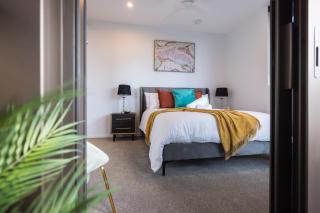 Modern Retreat-style Apt, Stunning Rooftop Pool and River Views, Secure Park, Gym - 9