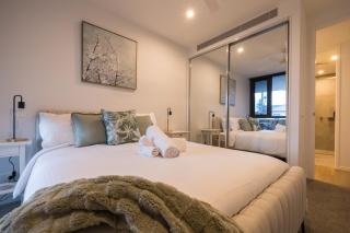 Modern Retreat-style Apt, Stunning Rooftop Pool and River Views, Secure Park, Gym - 8