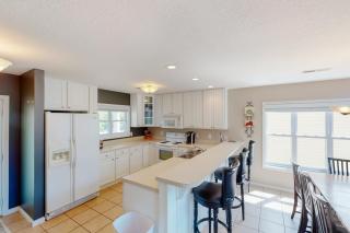 Family Lake Escape Sleeps 12 Shared Pool Dock - 2