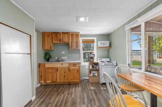 Cozy pet-friendly cabin with dock, firepit, bikes, BBQ - 3