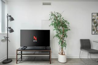 Modern 2 Bed Condo in the Junction+Parking - 3