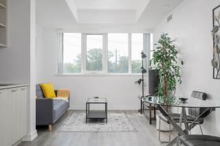 Modern 2 Bed Condo in the Junction+Parking - 1