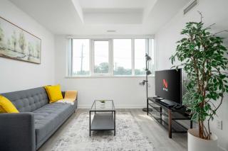Modern 2 Bed Condo in the Junction+Parking - 6