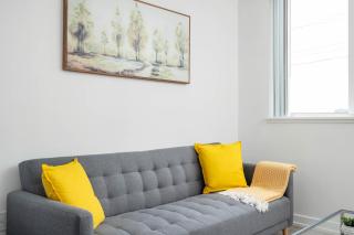 Modern 2 Bed Condo in the Junction+Parking - 0