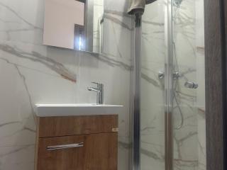 Luxurious One-Bedroom Apartment with Sea Views - 3