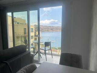 Luxurious One-Bedroom Apartment with Sea Views - 2