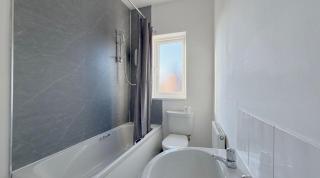 Stylish 3 bedroom, 2 bathroom House - 7