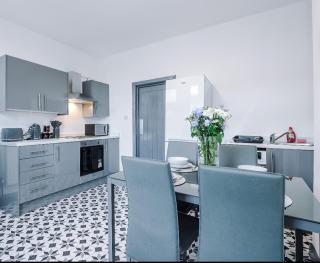 Stylish 3 bedroom, 2 bathroom House - 3