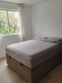 apto 2 quartos, ar condicionado, vaga, condomínio com piscina, portaria 24h - 2