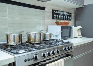 Serenity Haven 2BR-Pool Fast WiFi & AC with Netflix in Gated community - 3