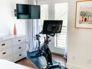 Luxury Open Plan Twin Homes in Hillsboro Village, Sleep 24 with Rooftops, Gourmet Kitchens & Smart TVs, Walk to Vanderbilt, Pancake Pantry & Fido, Garage Parking, Peloton, & 24H Hospitality, 10 Min to Broadway & The Parthenon - 2