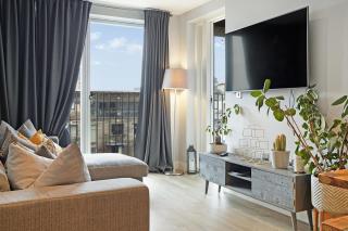 Stylish 1-Bed Apt with Balcony Canal Views - 0