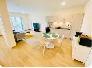 Contemporary 1 bedroom with parking - 0