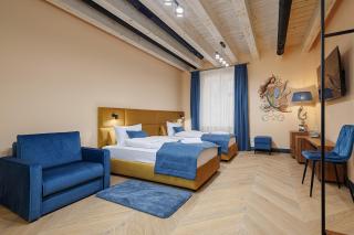 Oysters & Bubbles Gastro Hotel. Rynok square - 5